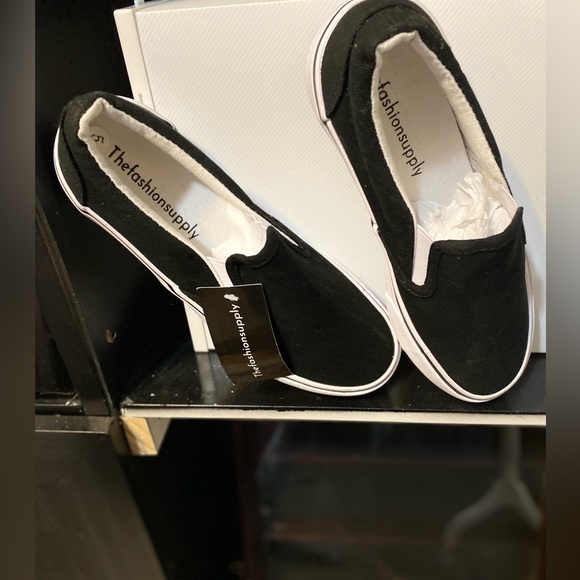 NWOT Women’s Black Deck Slip on Canvas Shoes Size:5 - Picture 3 of 7